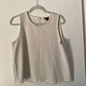 Adorable Ann Taylor shell top. Scalloped detail at bottom.